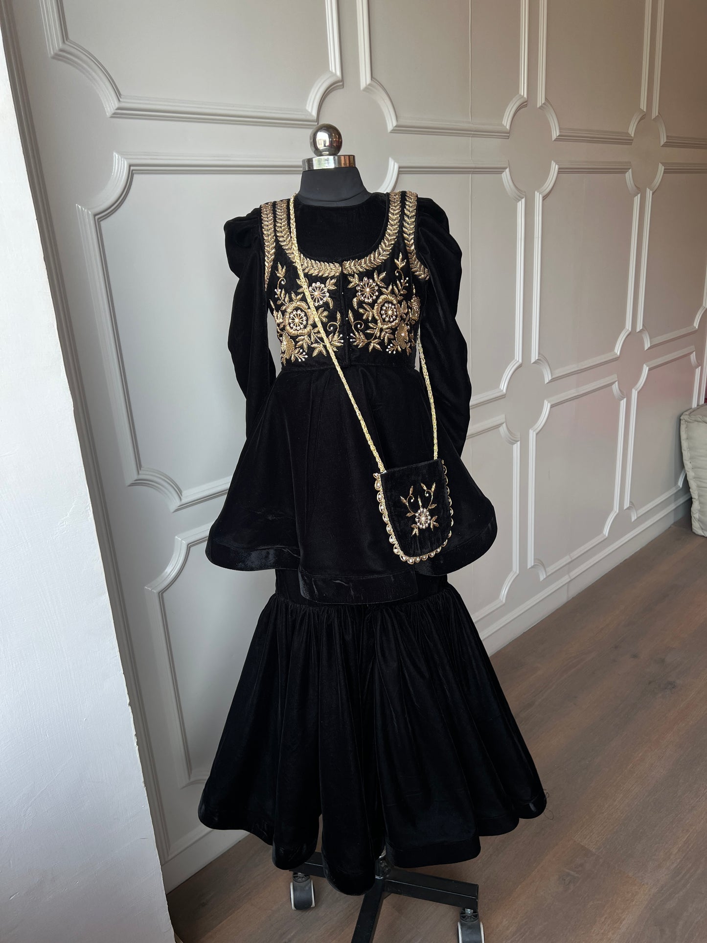 Royal golden grace ✨✨ NAS1131